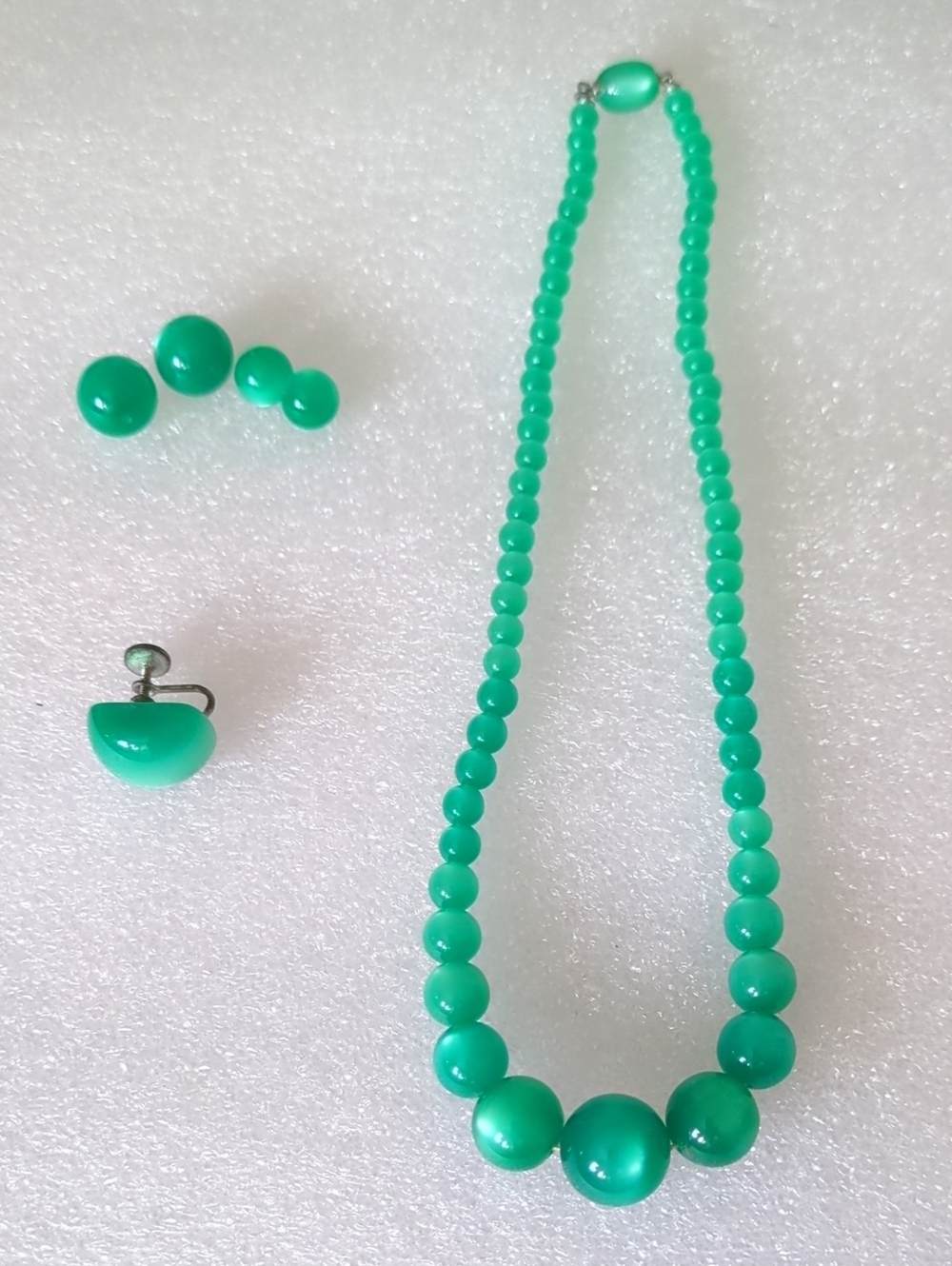 Vintage Green Glass Beaded 15" Necklace With Extra Beads- Unbranded